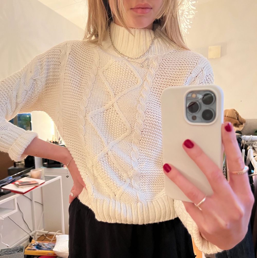 Säljer denna superfina vita stickade tröjan i storlek S. Tröjan är lite kortare i modellen och har därmed valt att vika upp de. Väldigt fint skick! 🥰. Stickat.