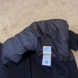 Moncler jacka - Säljer denna finna moncler jacka 💕💕 storlek M, bra skick#moncler#jacka#vår#höst#gucci#louisvuitton