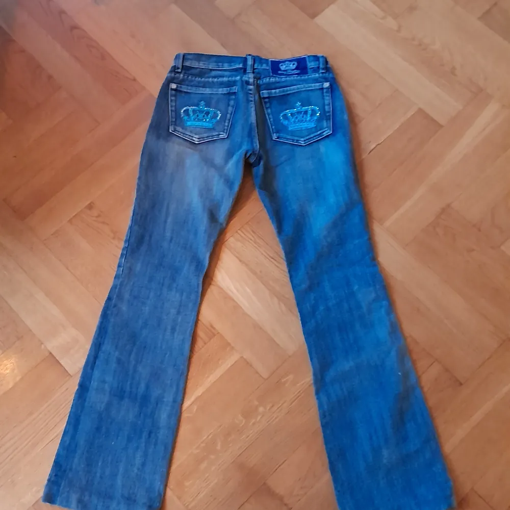 Ett par Victoria Beckham Jeans.Dom är köpta begagnade men passade tyvärr inte. Det är blåa kronor med alla pärlor kvar😊. Jeans & Byxor.