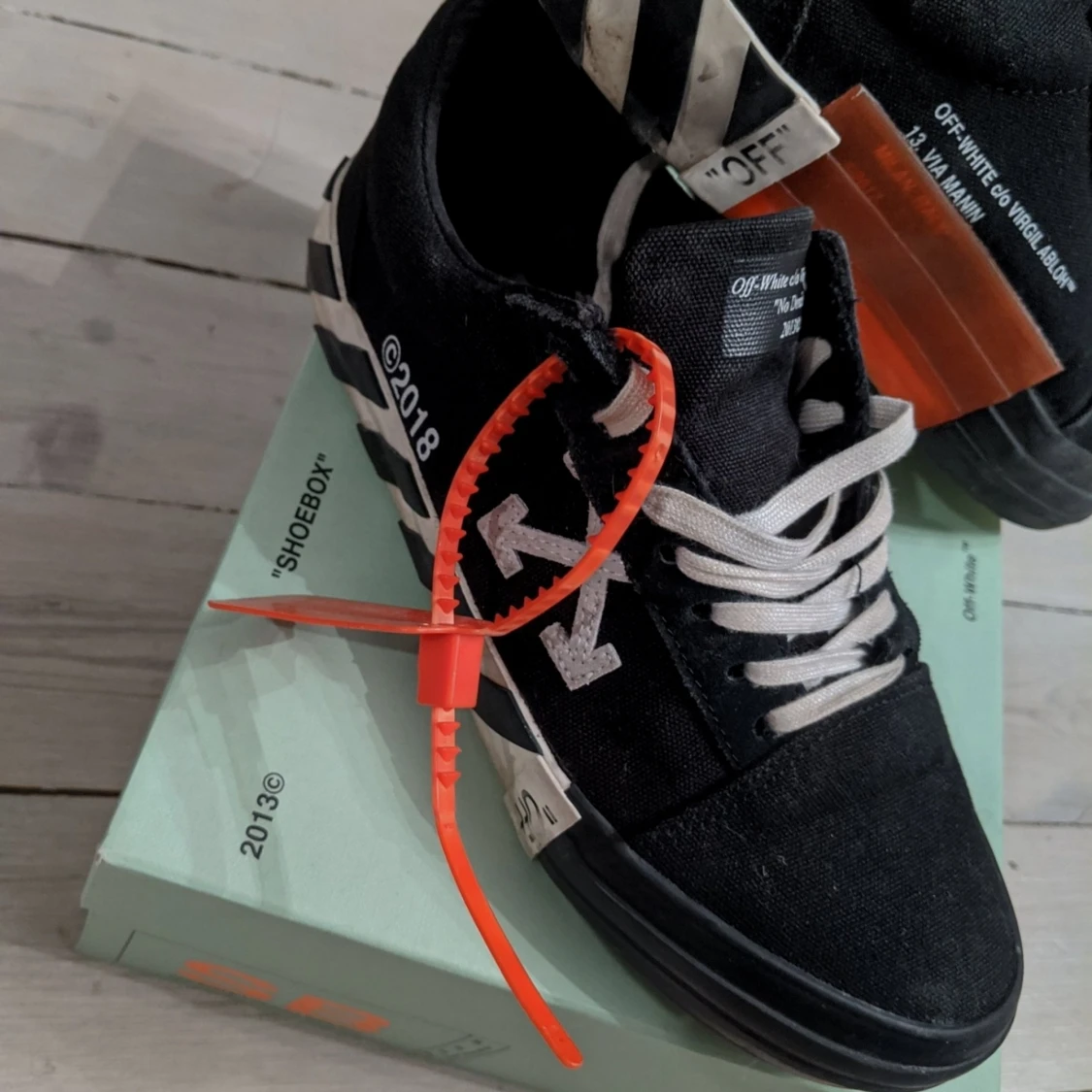 OFF-WHITE sneakers i storlek 38 - 90