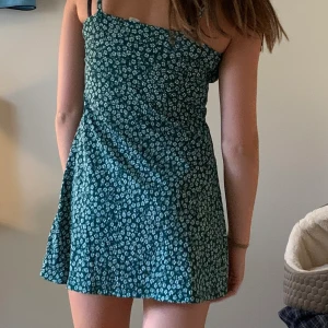 Kläning - Hm klänning inte använd alls fint sick liten för mig