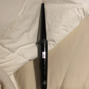 Locktång med handske  - Säljer den här locktången från obh nordica, björn axén tools med touch💕använd endast några gånger!!! Säljes för att den inte kommer till användning🥰Ordinarie 639kr, säljes för 150 💕+frakt