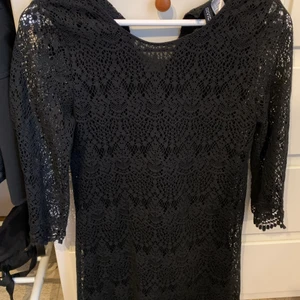 Spets klänning  - Spets klänning från HM använd en gång så fint skick. 