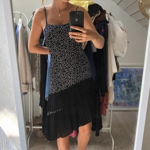 Klänning - Underbar klänning med prickar och plissering! Använt fåtal gånger vid middagar men är som i nyskick. 