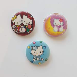 Hello Kitty pins alla 3 för 30 kr 