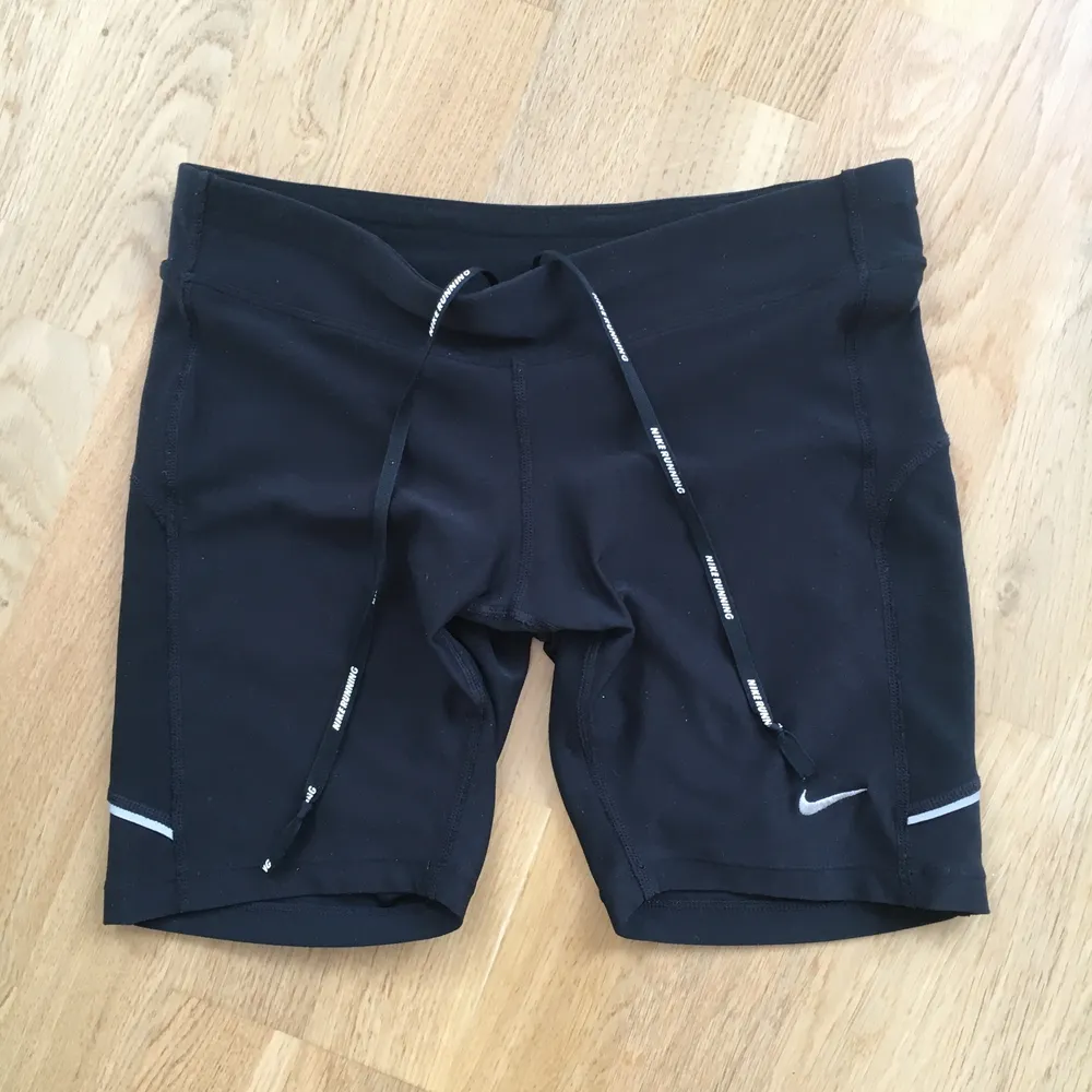 Svarta mid rise träningsshorts från Nike. Storlek small i bra skick. Köparen står för frakten. . Shorts.