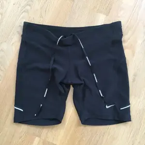 Svarta mid rise träningsshorts från Nike. Storlek small i bra skick. Köparen står för frakten. 