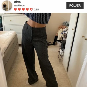 Gråa kostymbyxor - skitsnygga gråa kostymbyxor som köptes här på plick, dock satt de inte som jag ville så jag säljer därför vidare dem:) bilderna är från förra ägaren, priset inkluderar frakt:)