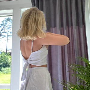 Vit topp med knyt - Supersöt topp från Brandy Melville! Knyts där bak och kan därför knytas utefter storlek💃🏼  Kritvit och supersnygg till sommaren! Säljer då den inte kommer till användning. 💕 HÖGSTA BUD: 150