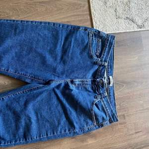 lågmidjade jeans i storlek 34/36, aldrig använda❤️‍🔥❤️‍🔥 150kr inklusive frakt!!