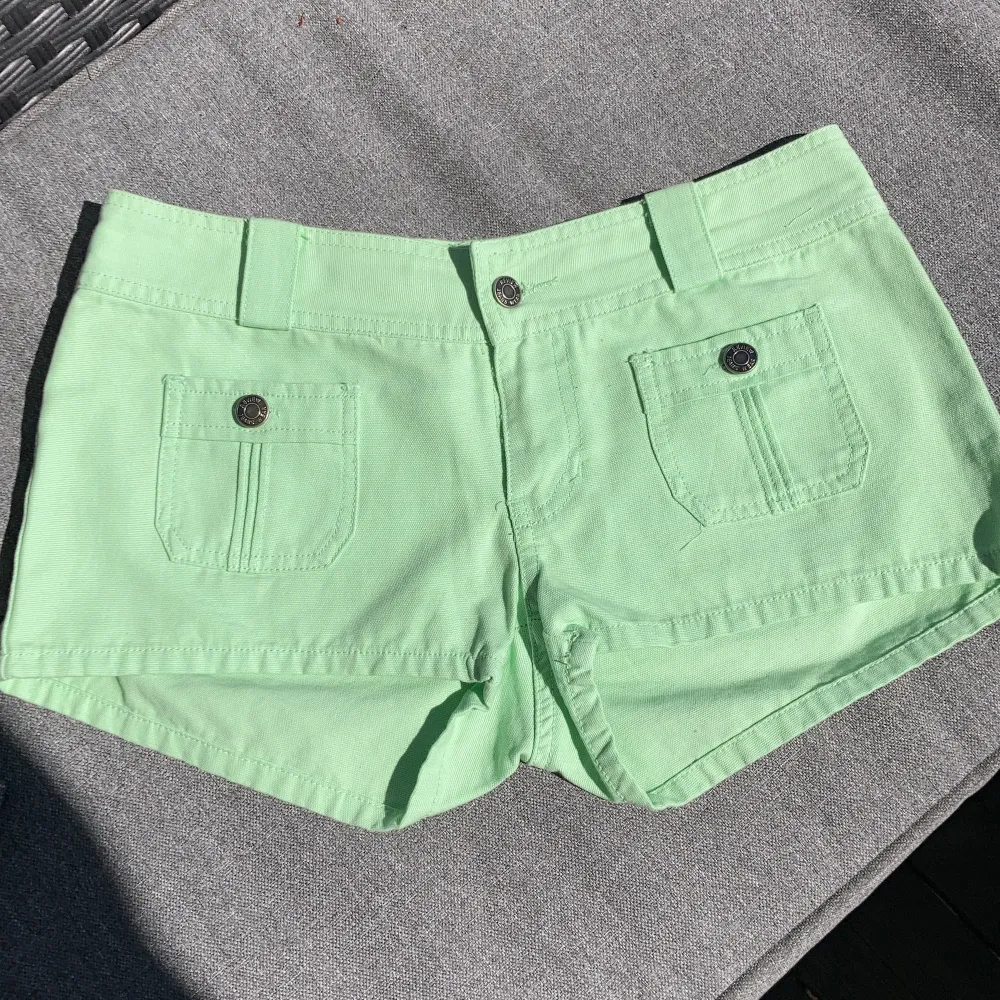 Sjukt snygga shorts i ljusgrön limegrön. Korta. Fickor fram o bak. 100%bomull. Frakt tillkommer 70kr . Shorts.