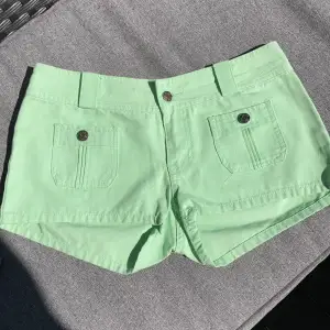 Sjukt snygga shorts i ljusgrön limegrön. Korta. Fickor fram o bak. 100%bomull. Frakt tillkommer 70kr 