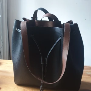 Väska - Aldrig använd ,en axel väska eller om det kallas handväska