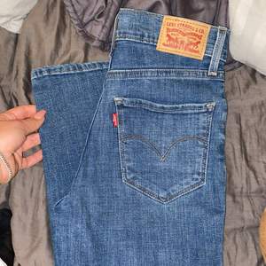 Helt nya jeans från levis. Tror modellen heter mile high super skinny, men är inte säker. Hög midja. Nypris låg runt tusenlappen ☺️