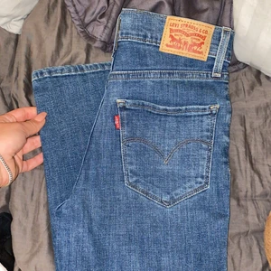 Helt nya Levi’s jeans  - Helt nya jeans från levis. Tror modellen heter mile high super skinny, men är inte säker. Hög midja. Nypris låg runt tusenlappen ☺️