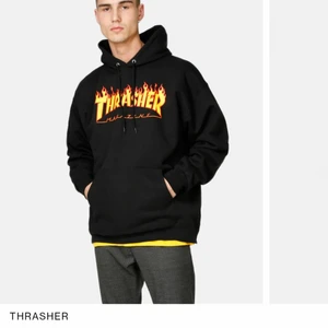 Svart trasher hoodie - Svart trasher hoodie, den är använd få gånger och jag köpte den för 1000kr på junkyard. Inga fläckar eller hål på den.🌸 skriv för bilder!