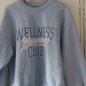 Blå tjocktröja - En jättefin blåa tröja från Gina