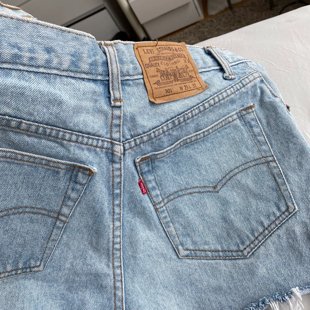 skitsnygga och helt oanvända 501 jeans som jag sedan klippt själv, ljusblå stentvättade💙                               W29 L32. Shorts.