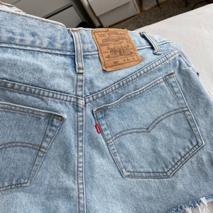 Levi’s shorts - skitsnygga och helt oanvända 501 jeans som jag sedan klippt själv, ljusblå stentvättade💙                               W29 L32