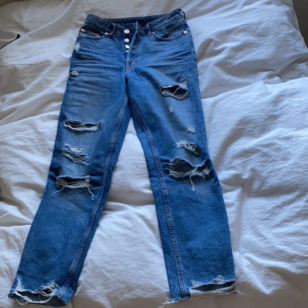 Mom jeans från hm med slitningar, fler frågor om passform så hör av dig💗🦋. Jeans & Byxor.