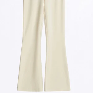 Gina Byxor (Petra) modell - oanvända flare byxor från gina! beige färg. kan mötas upp i stockholm eller frakta! köparen står för frakten