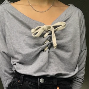 Fin topp från New Yorker stl S - Tröjan är använd men i bra skick. Man kan styla den lite som man vill. Har inte fått någon användning av den på sista tiden så nu överlåter jag den i någon annans händer. 💕