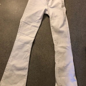 Utsvänga jeans  - Säljer dessa fina jeans pga att dom är för små för mig, det är inget fel med dom och inga fläckar eller liknande. Kom privat vid intresse💓 frakt ansvarar köparen för