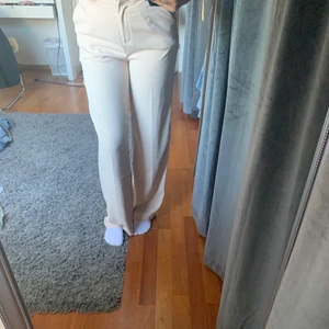 Kostymbyxor  - Beigea Kostymbyxor från Nelly, helt nya endast använda en gång, köparen står för frakt💕💕 (är 169cm)
