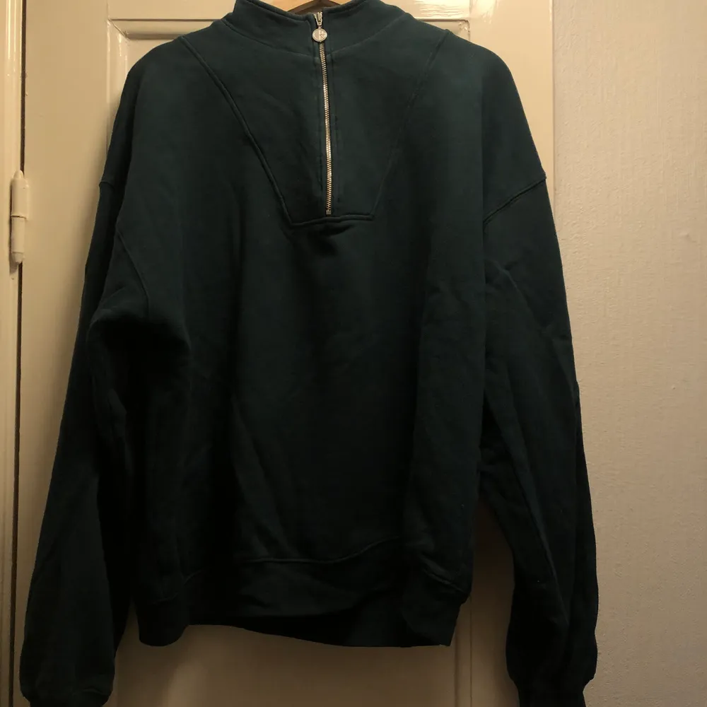 Grön zip neck sweater från Polar Skate Co. Köpt second hand men ej använd av mig. Kan mötas upp/alternativt köpare står för frakt.. Tröjor & Koftor.