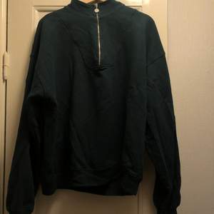 Grön zip neck sweater från Polar Skate Co. Köpt second hand men ej använd av mig. Kan mötas upp/alternativt köpare står för frakt.