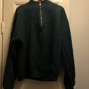 ZIP NECK SWEATSHIRT POLARE SKATE CO - Grön zip neck sweater från Polar Skate Co. Köpt second hand men ej använd av mig. Kan mötas upp/alternativt köpare står för frakt.