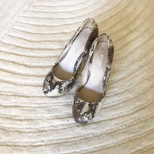 Snygga partyskor - Superfina partyskor i ormskinnsmönster, med 12 cm höga klackar blir du festens mittpunkt!