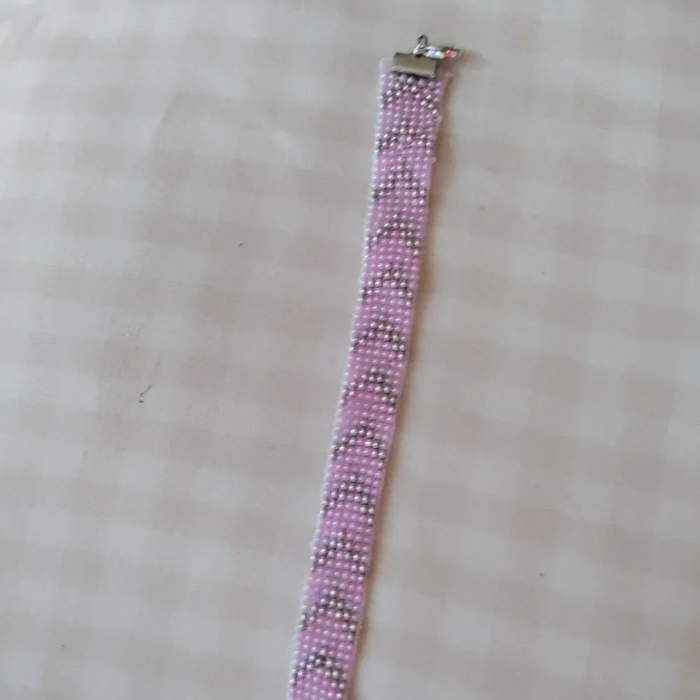 Ett hemma gjort armband som jag gjort längd är cirka 18 cm. Pris 100 kr. Accessoarer.