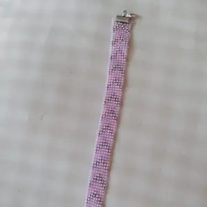 Ett hemma gjort armband som jag gjort längd är cirka 18 cm. Pris 100 kr