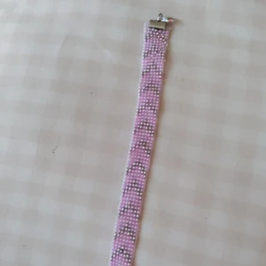 Rosa armband - Ett hemma gjort armband som jag gjort längd är cirka 18 cm. Pris 100 kr