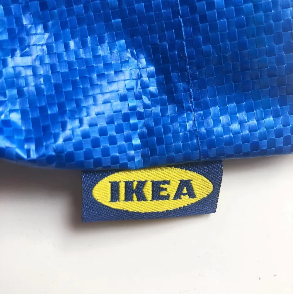 Ett airpodskydd med en söt liten IKEA-påse. Använd fåtal gånger så är nästan helt ny. Denna lilla påse kommer vara jättesöt som accessoar till outfiten🥰 (om många är interesserade blir det budgivning). Accessoarer.