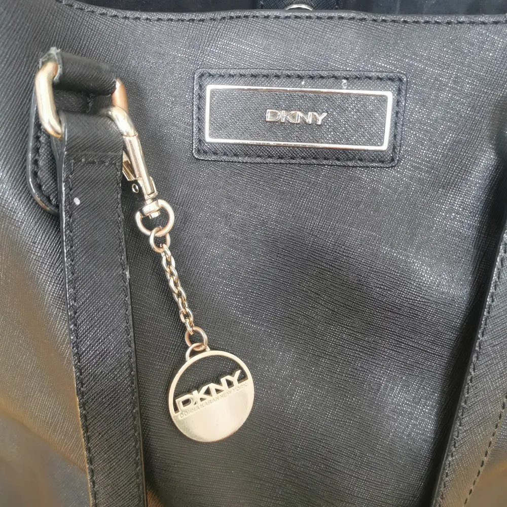 Svart, stor handväska från DKNY. Väskor.