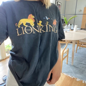 Urtvättad svart tisha - En grymt skön o oversized tisha från Pull&bear, med lejonkungarna som tryck, den är som färg inte helt svart utan mer mörk grå ish, skit snygg o fett ball, kan även sätta upp den i ett knyte blir as snyggt !!🤜🏼
