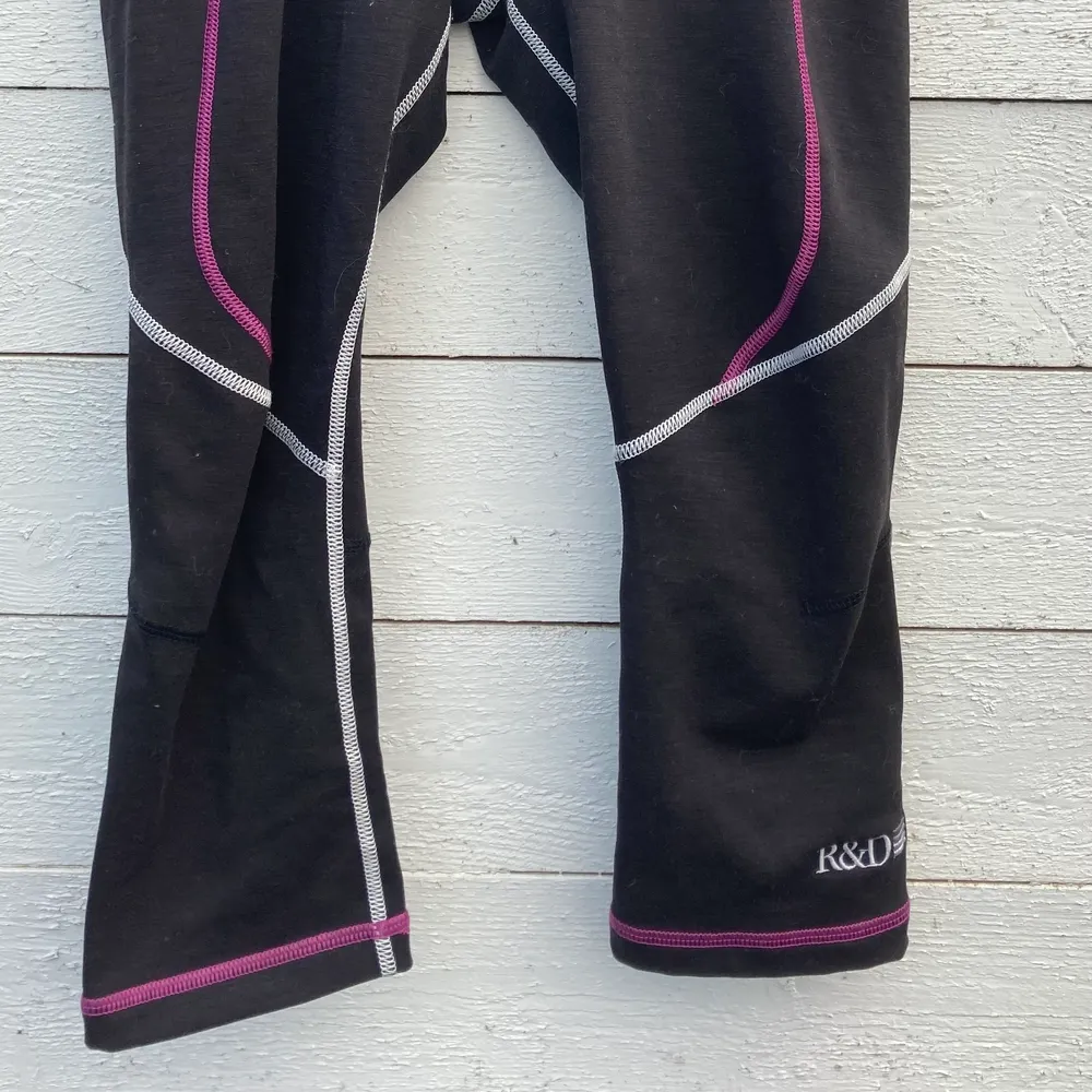 Snygga svart/grå träningsbyxor med rosa/lila och vita sömmar. Jeans & Byxor.