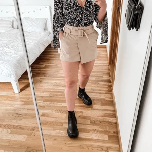 Beige highwaisted shorts faux velour leather - Beige high waisted shorts made out of faux velour leather, top can be bought as well!