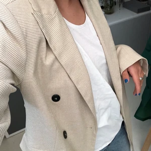 Sommrig kavaj - Så, så fin kavaj som tyvärr inte kommer till användning. Köptes på Gina tricot för ca 400kr. Kavajen är ALDRIG använd och därav i nyskick. Kontakta mig vid frågor💕🤠 Fraktar eller möts upp!