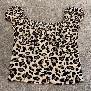 38 - Tröja, använd 1 gång. 