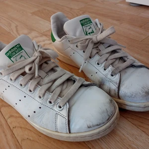 Adidas Stan Smith skor, strl 39. FRI FRAKT! - Lite slitna sneakers från adidas- Stan Smith. Vita och gröna. Storlek 39. Fri frakt!