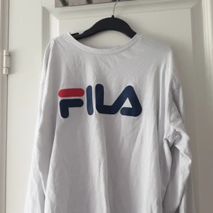 Fila tröja - Jättefin knappt använd vit fila tröja som tyvärr inte kommer till användning. Storlek XS men passar nog S och M också. Långärmad.