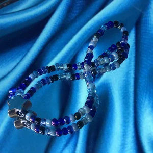 . - Ett blått armband med en liten stjärna på, skriv om du är intresserad eller om du vill veta något mer💓💓💓                             Instagram:Glaam.sh0p