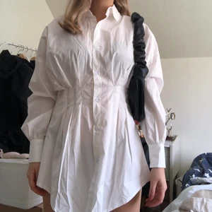 Skjortklänning - Jättefin vit skjortklänning från Shein i Strl S. Aldrig använd, endast testad för bild. 