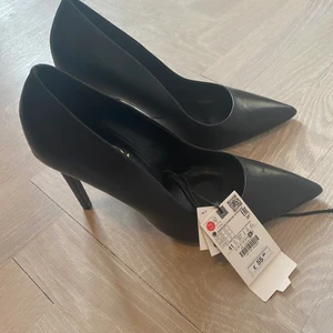 skor Zara oanvända storlek 41 - Oanvända pumps storlek 41, prislapp kvar. Nypris 599