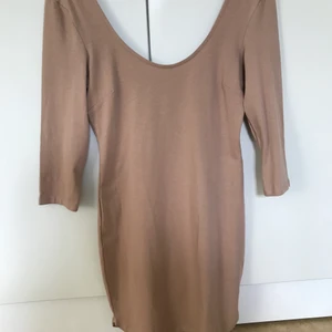 Brun klänning  - Oanvänd brun klänning. Prislapp finns kvar. 