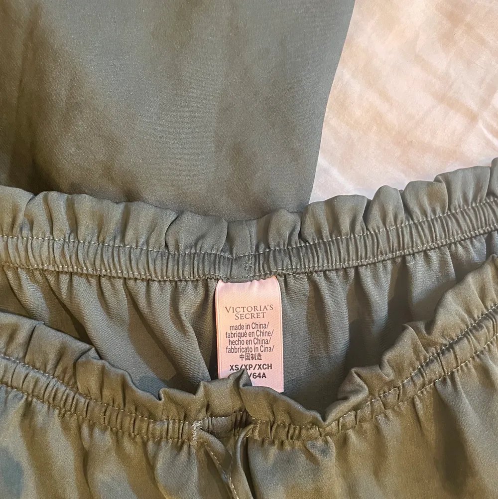 Supergulligt kahkigrönt pyjamasset från Victorias Secret. Säljer då det inte kommer till användning, använt Max 5 ggr. Linnet är också väldigt fint att använda till vardags 💚💚. Toppar.