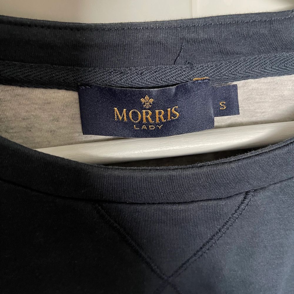 Marinblå Morris tröja som aldrig riktigt kom till användning, nyskick! . Tröjor & Koftor.